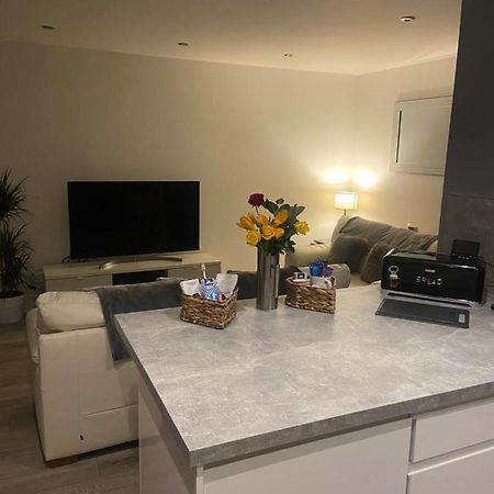 Spacious One Bedroom Ground Floor Apartment ฮาร์โรเกต ภายนอก รูปภาพ