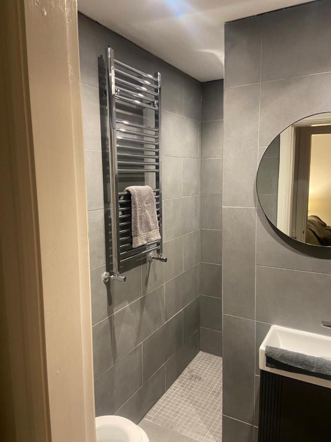 Spacious One Bedroom Ground Floor Apartment ฮาร์โรเกต ภายนอก รูปภาพ