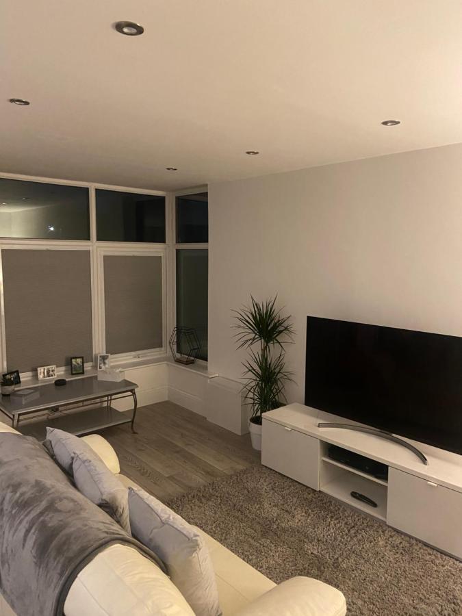 Spacious One Bedroom Ground Floor Apartment ฮาร์โรเกต ภายนอก รูปภาพ